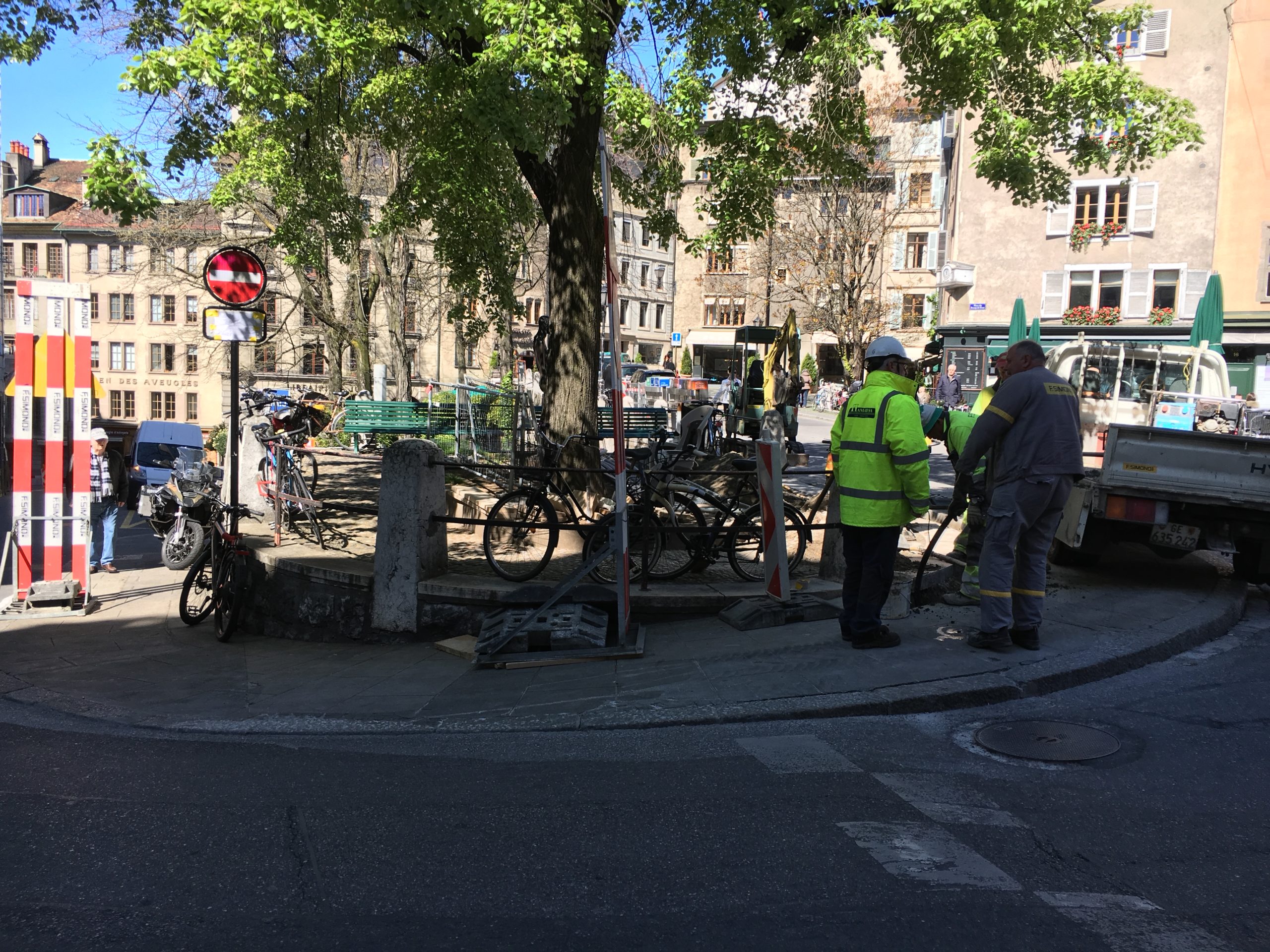 Place du Bourg de Four 2016-04-28_11-02-03