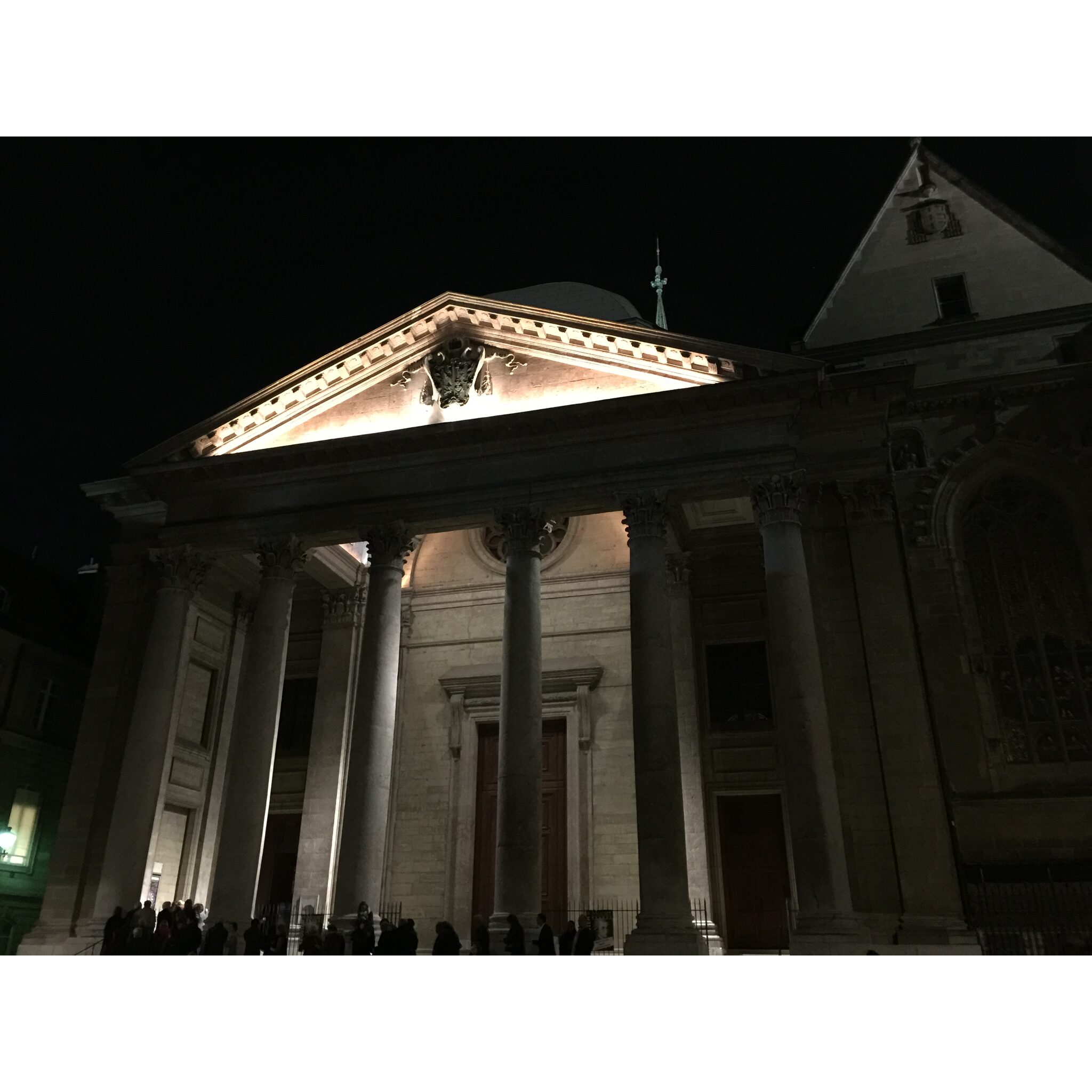 Cour de Saint-Pierre 2015-03-19_19-59-15