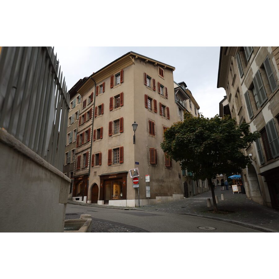 Place du Bourg-de-Four 35
